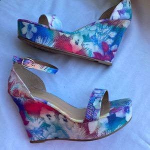 Multicolored blue floral wedges 10